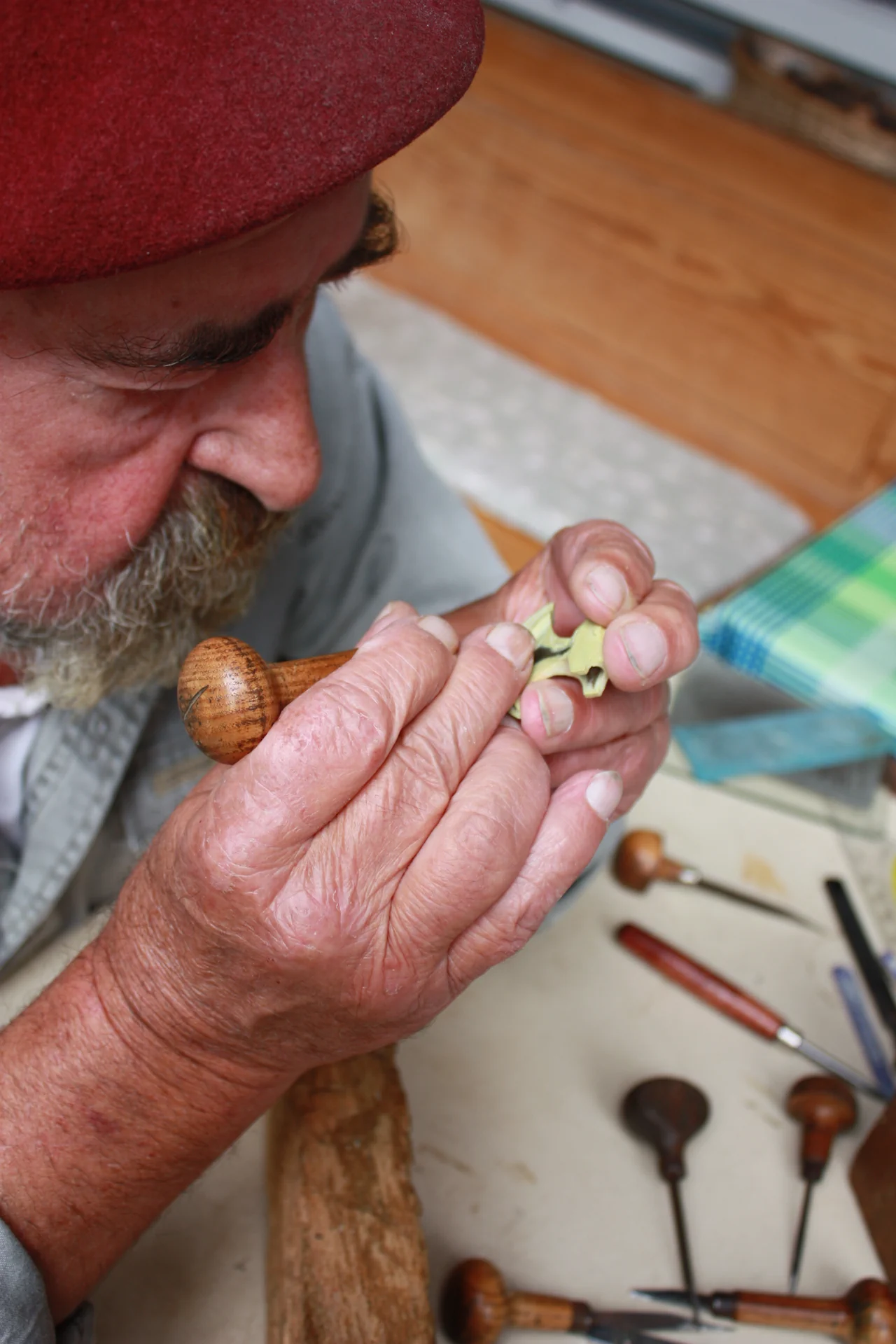 Der Künstler Manfred Porath bei der Arbeit